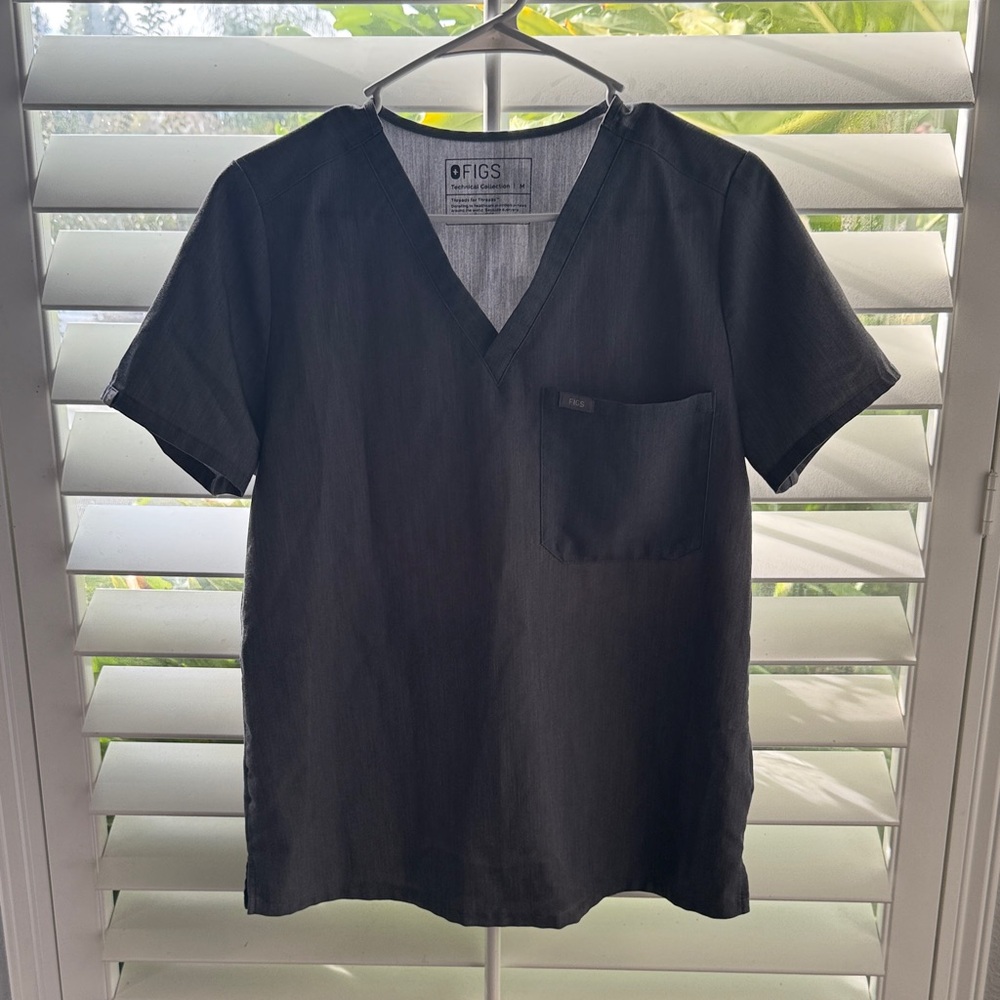 Figs Women's Short Sleeve V-Neck Scrub Top
